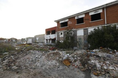 Las viejas naves de Oblanca, en ruinas, son peligrosas y suponen un problema de salubridad