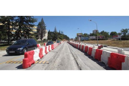 Un detalle de las obras todavía pendientes en la mediana del acceso a Ponferrada por la avenida de Astorga.