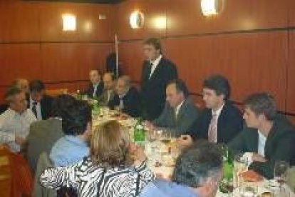 El presidente de la Diputación se dirige a los presentes una vez finalizada la cena