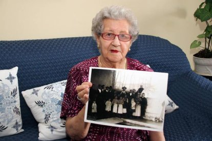 Irene Alonso, ahijada de Eleuterio Canseco, con una foto de la época