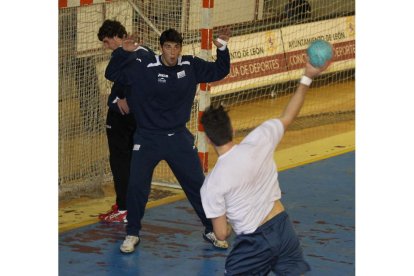 Asanin intenta una parada en un entrenamiento.