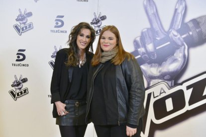 La ganadora de 'La voz', Irene Caruncho, junto a su 'coach', la cantante Malú.