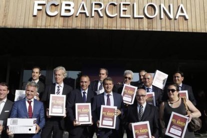 Joan Laporta, rodeado de la que sería su junta, muestras las 4.807 firmas recogidas antes de entregarlas en el Camp Nou.