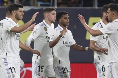 Asensio es felicitado por sus compañeros tras anotar el definitivo 0-2 para el Real Madrid. RÍOS