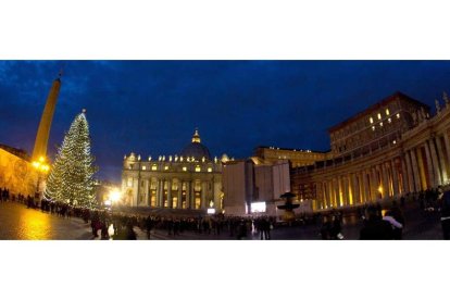 El Vaticano encendió el árbol de Navidad instalado como es tradición en la plaza de San Pedro.