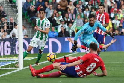 Saúl marca el único gol del partido lanzándose para rematar en el segundo palo un centro de Vrsaljko.