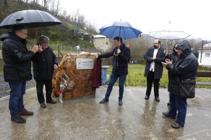 La Pola de Gordón coloca una placa a Horacio Fernández Iguanzo 'El Paisano'