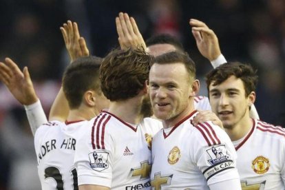 Wayne Rooney celebra un gol con sus cumpañeros del Manchester United.