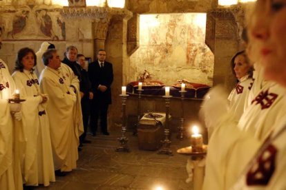 Un momento del homenaje a los monarcas del Reino de León en el Panteón de los Reyes de San Isidoro.