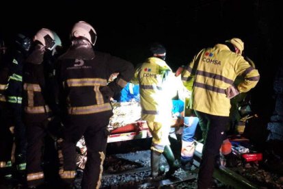 Momento en el que los operarios logran sacar al maquinista de la locomotora. SEPA