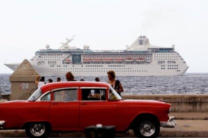 Un crucero con turistas que pasan frente al Malecon en La Habana,  Cuba.