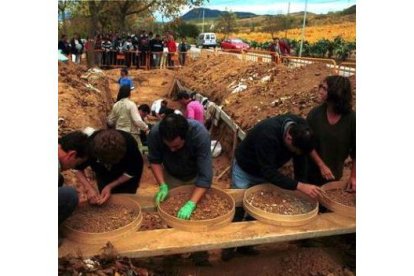 La exhumación de la primera fosa, hace ahora una década.