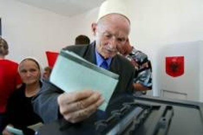 Un anciano vota en un colegio electoral para elegir al nuevo presidente de Albania