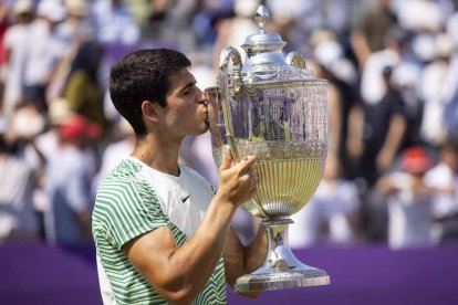 Carlos Alcaraz besa el trofeo que le acredita como campeón de Quenn’s. TOLGA AKMEN