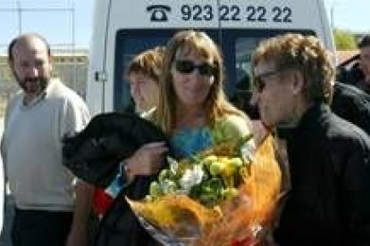 Mercedes Galdós (centro) recibe un ramo de flores a su salida de la cárcel de Topas, Salamanca