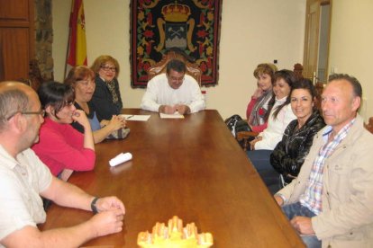 Los padres del CRA Santa Bárbara se reunieron con Francisco García, en el centro.