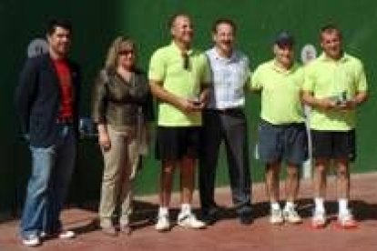 Las parejas finalistas junto a las autoridades en la entrega de premios