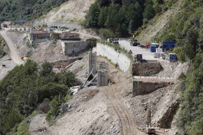 Imagen, ayer, de lo que queda de los dos viaductos del Castro. ANA F. BARREDO