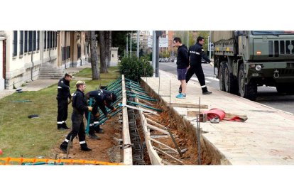 Efectivos de la UME en plena tarea de encaje de la acera con los límites de Almansa. MARCIANO PÉREZ