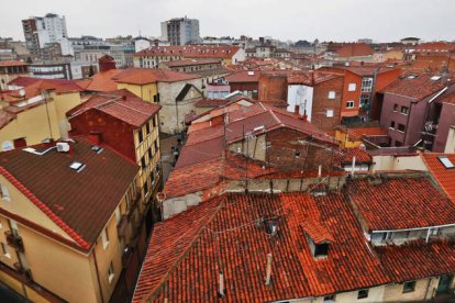 Los administradores de fincas señalan que la mayor parte de los edificios con más de diez años tienen deficiencia energética. RAMIRO