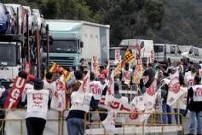 Imagen de la concentración de transportistas en La Junquera ayer por la mañana