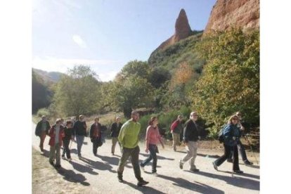 Personas haciendo senderismo en Las Médulas.