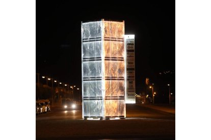 Monolito de Rocalux en la avenida de Galicia de Ponferrada.