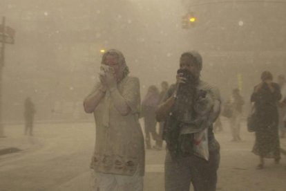 Dos personas afectadas por la nube tóxica el 11 de septiembre de 2001 en Nueva York. SUZANNE PLUNKETT