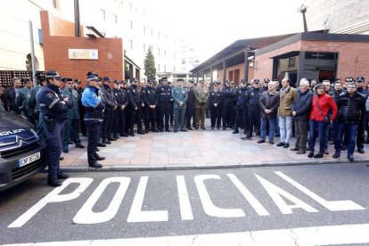 Minuto de silencio frente a la comisaría de la Policía Nacional de León en memoria de la agente Vanesa Lage, fallecida en acto de servicio en Vigo