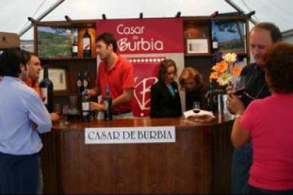 Expositor de Casar de Burbia en una de las últimas ferias del vino de Ponferrada.