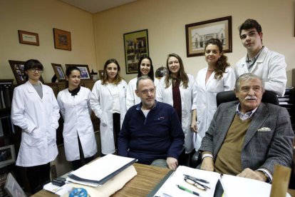 Los profesores Elías Rodríguez Olivera y José María Luengo, con el grupo de investigadores de Biología Molecular y Bioquímica de la Universidad de León. MARCIANO PÉREZ