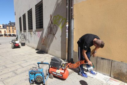 El Ayuntamiento y Proyecto Hombre han retomado la limpieza de pintadas de las fachadas. L. DE LA MATA