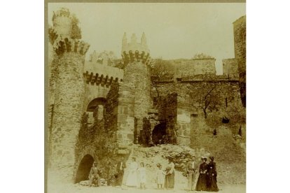 Posado ante las ruinas del Castillo de Ponferrada, todavía con dos arcos y fotos de 1916. BALLINAS/ ANÓNIMO