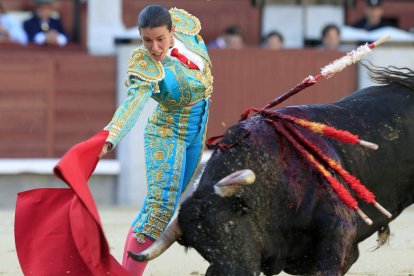 La novillera Conchi Ríos ayer en la faena de muleta a su primer novillo.