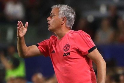 Mourinho da instrucciones durante el partido contra el Liverpool.