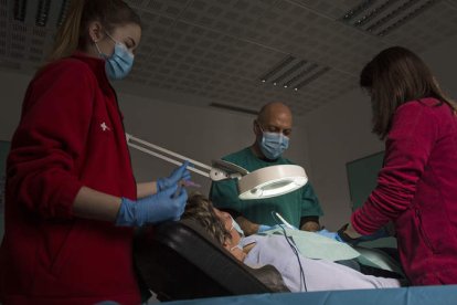 Las enfermeras Lucía Rodríguez y Nuria del Pozo participan junto al médico Domingo García en una cirugía menor en el ambulatorio de Trobajo. FERNANDO OTERO