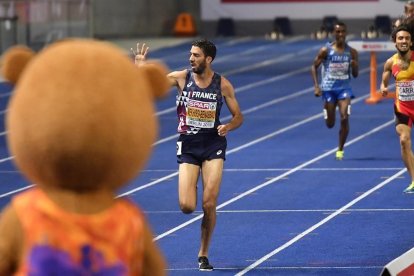 Fernando Carro, detrás del francés Mekhissi-Benabbad, en la recta final de los 3.000 metros obstáculos. /