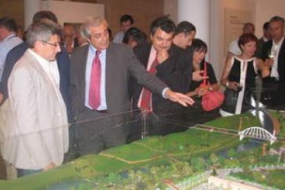 Francisco Fernández y José Luis Ramón observan la maqueta entre las explicaciones de Azuara.