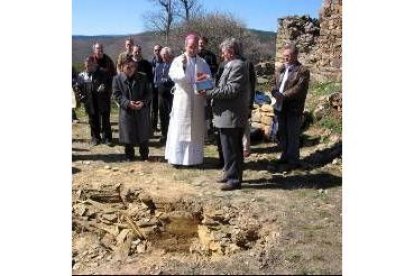 Colocación de la primera piedra del edificio en una imagen de archivo