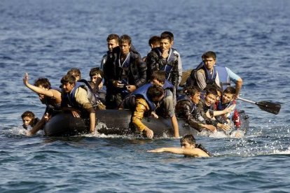 Refugiados de Afganistan ante las costas de Lesbos en una lancha a la deriva.