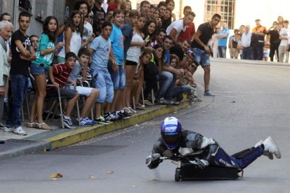 Los participantes de las carrilanas alcanzaron grandes velocidades en las calles de la villa.