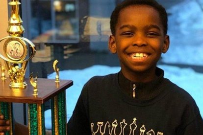 Tanitoluwa Adewumi, con el trofeo que le acredita como campeón escolar de ajedrez de Nueva York.