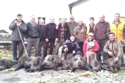 Parte de los monteros de la sociedad de cazadores Vega Alion. DL