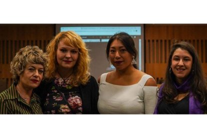 Sonia Blanco, Sara Álvarez Tomé, Patricia Fidalgo y Pamela Espinosa, la ilustradora del calendario. MIGUEL F. B.