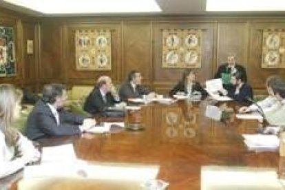 Un momento de la reunión del consejo de administración del Ildefe celebrado en el Ayuntamiento