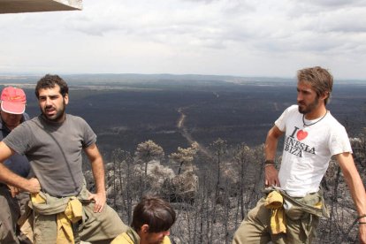 Voluntarios de Tabuyo ante el paisaje quemado.