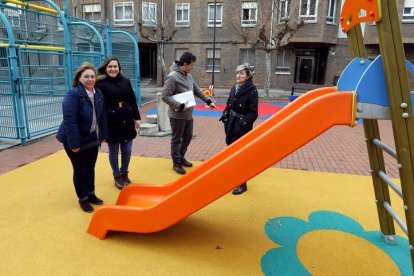 Aurora Baza, Marta Mejías y Ana Franco, en la zona de juegos de Demetrio Monteserín. MARCIANO PÉREZ