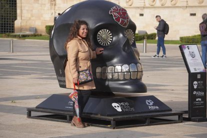 Una mujer posa delante de una de las obras. J. NOTARIO