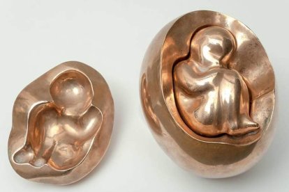 Detalles de la obra que la casa de subastas online Setdart.com pondrá a la venta el 7 de noviembre. La escultura de bronce dorado, sin título, mide 13 por 19 centímetros.