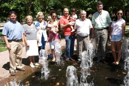 El Paisano de Honor 2012, tercero por la derecha, con su familia y parte de la corporación.